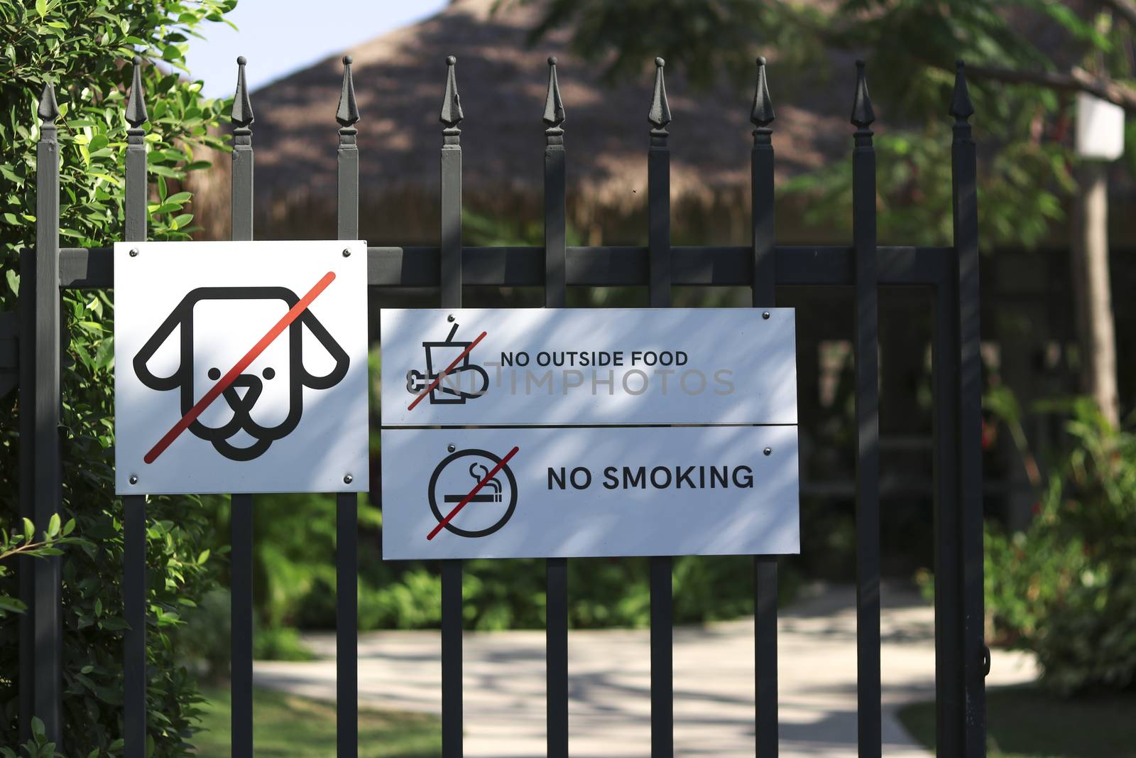 Signs showing no pets, no food from outside and do not smoke Installed at the entrance.