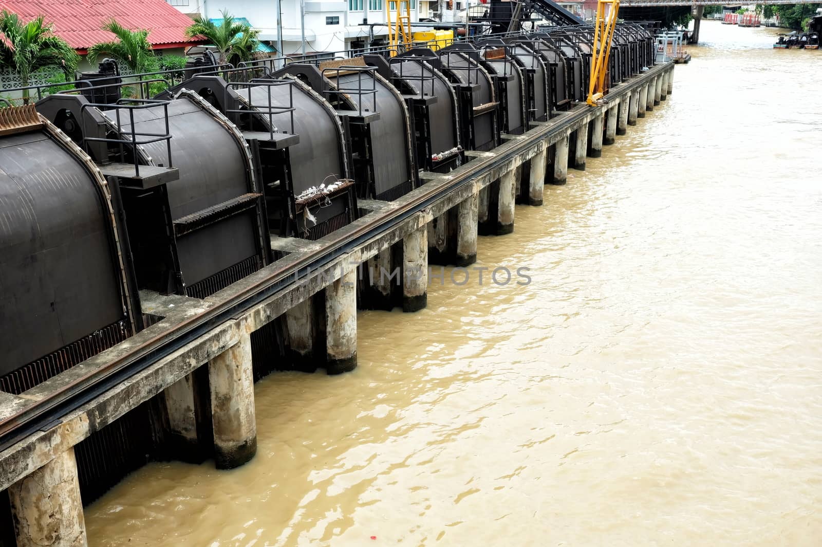 Floodgate at Chao Phraya River. by mesamong