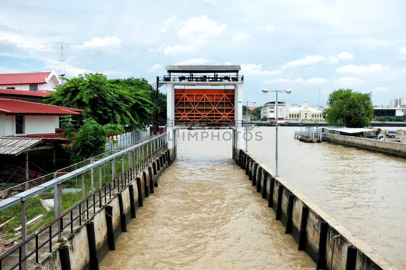 Floodgate at Chao Phraya River. by mesamong