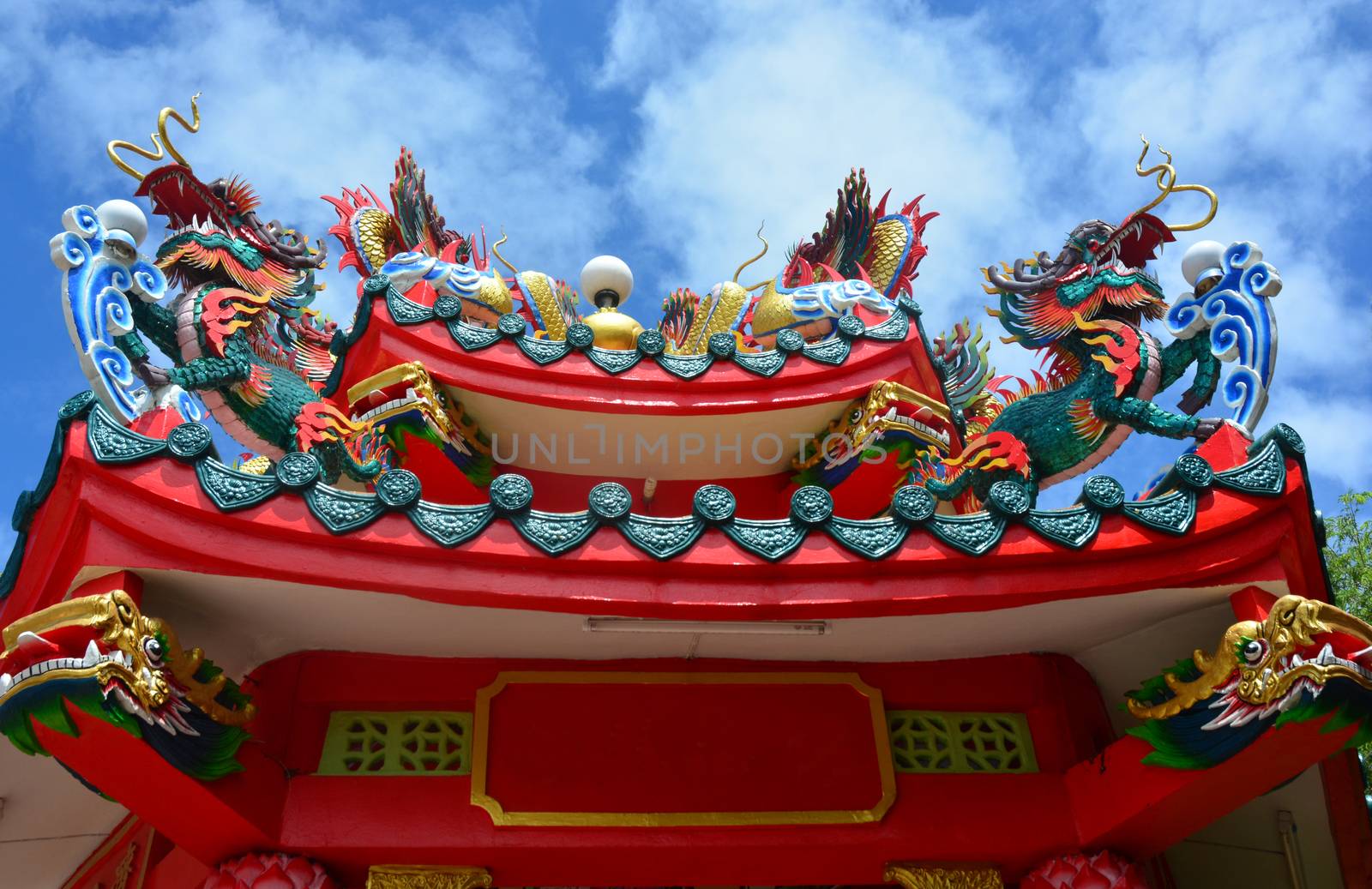 Double Chinese dragons on chinese temple roof