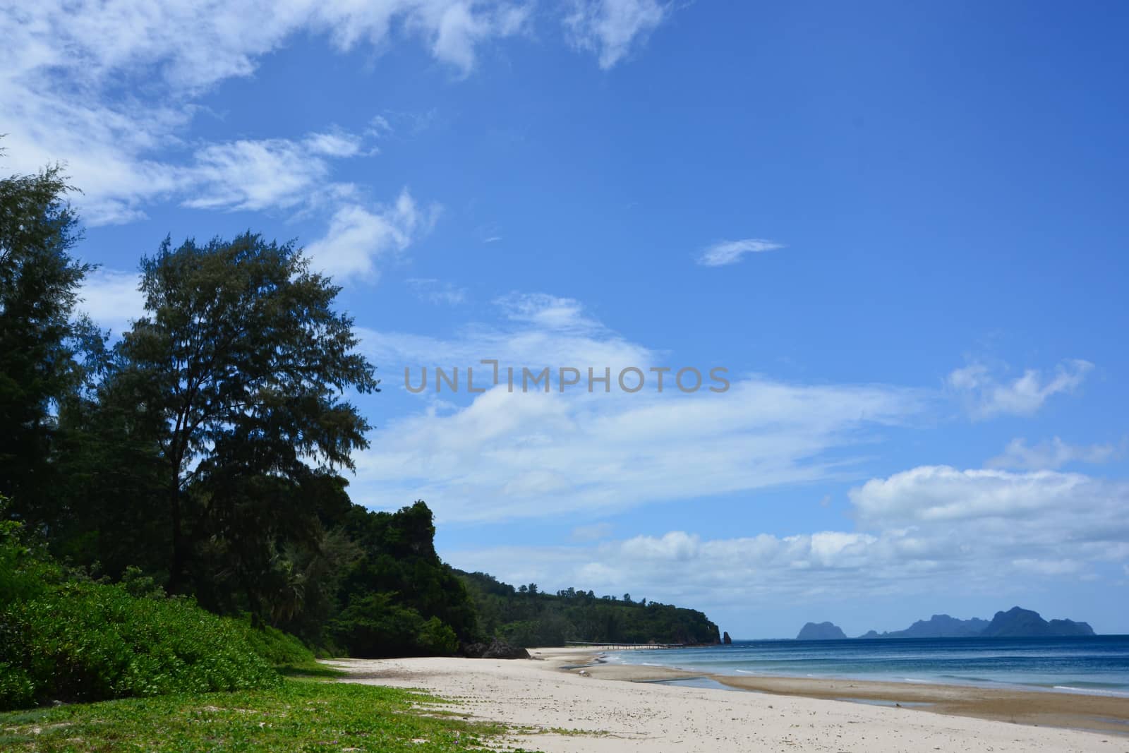 this bay has a wonderful view, with white, clean, sandy beach. By the side of the beach, there are a lot of shells, and coral reefs, Beaches in Chumphon (Thailand)