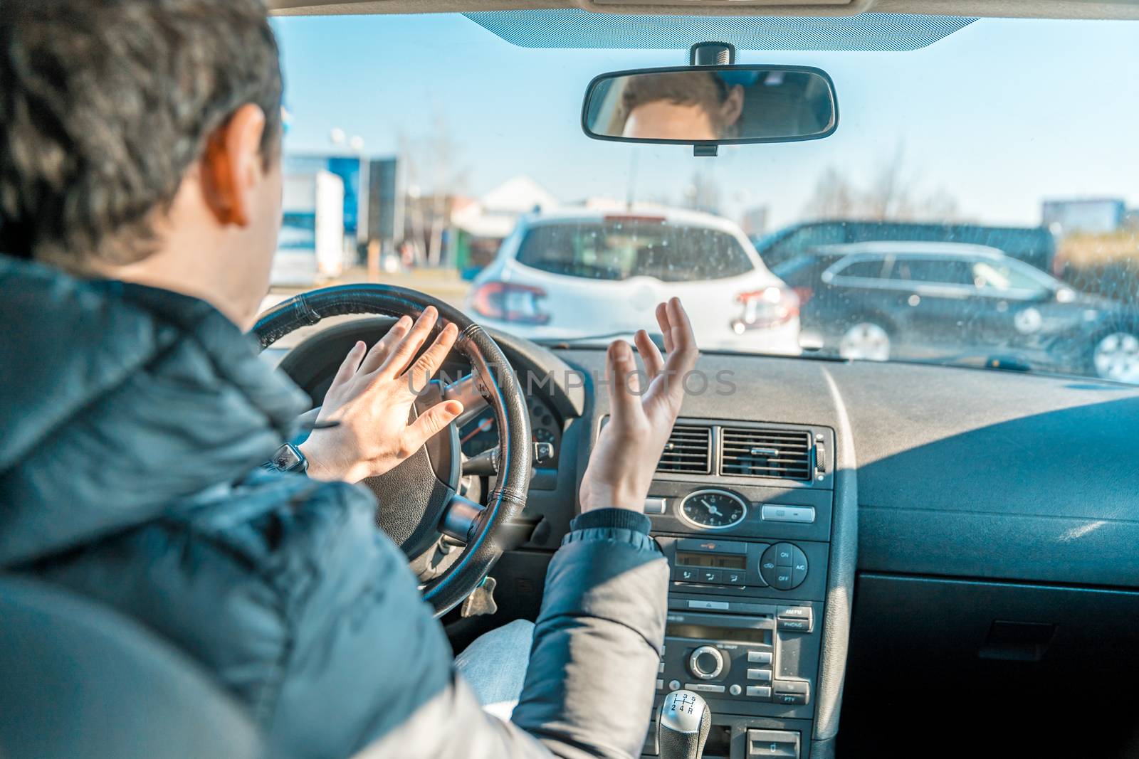 angry man, uses the car horn.