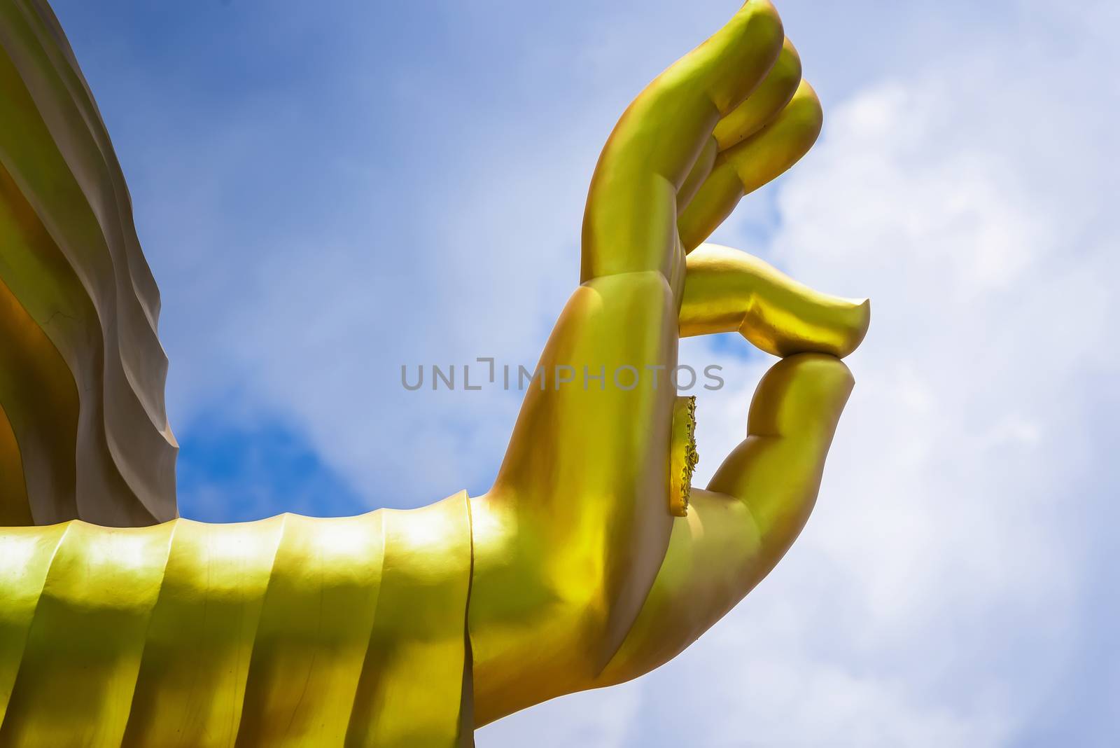 The hand of Big Goldden Buddha statue of Chareon Rat Bamrung Tem by Bubbers