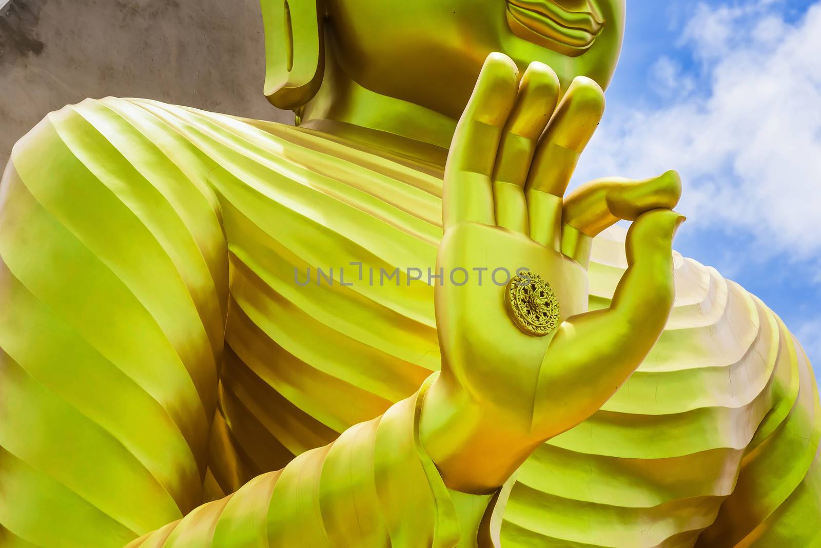 The hand of Big Goldden Buddha statue of Chareon Rat Bamrung Tem by Bubbers