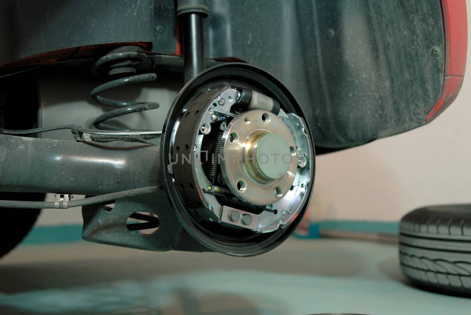 Checking the rear brake the car in the workshop, drum brake