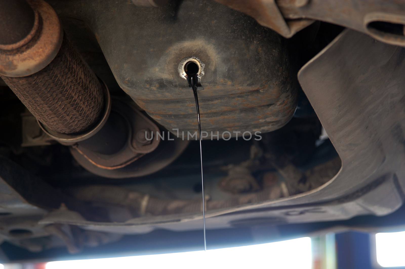 Oil leaking from the riverbed car engine