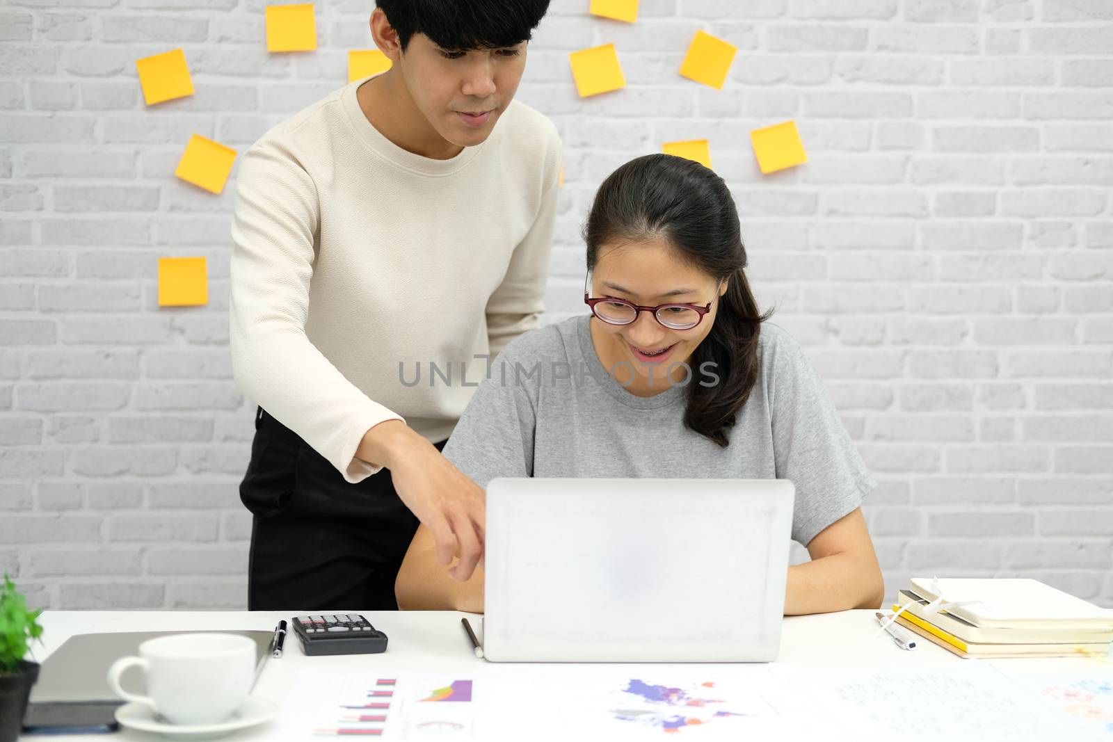 man woman colleagues discussing ideas on computer startup teamwork coworking team working at home office