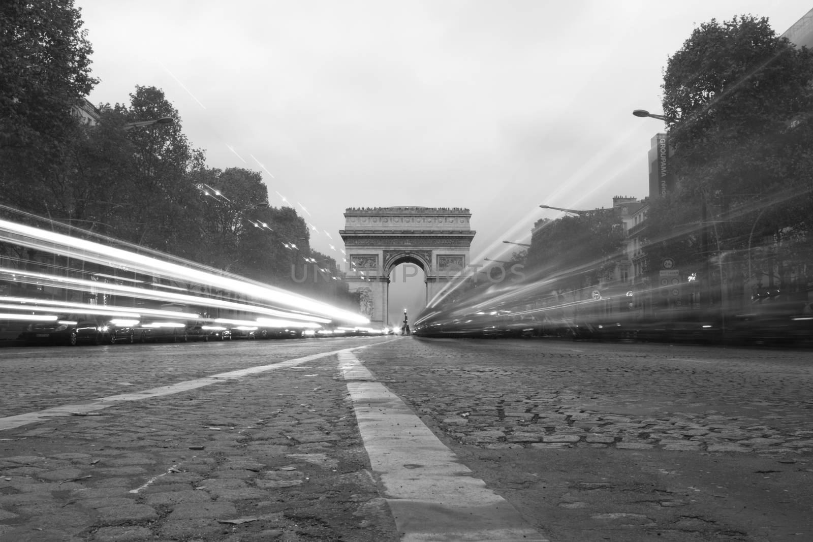 L'Arc de Triomphe in Paris, France