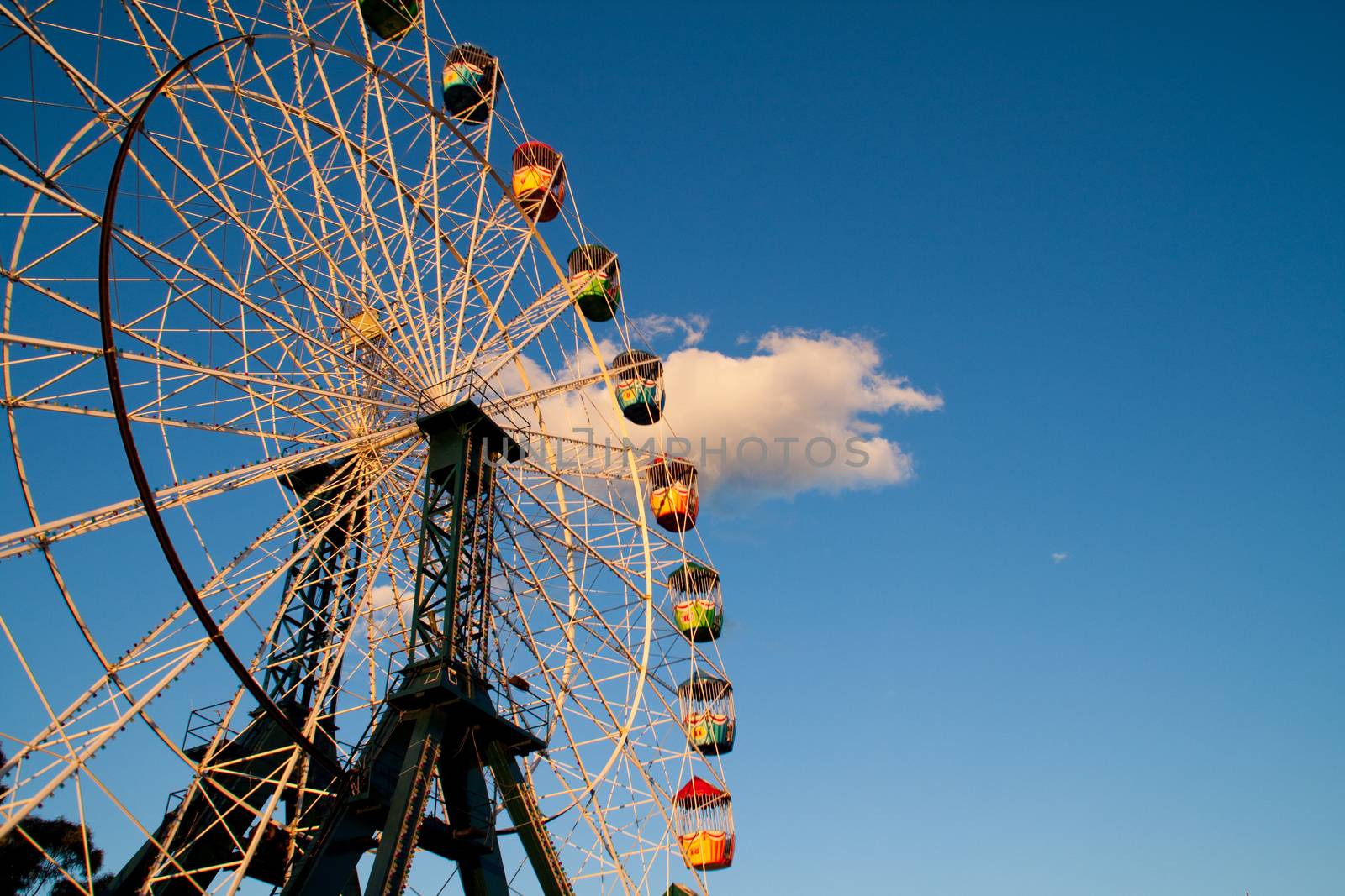 A Large Ferris Wheel by samULvisuals