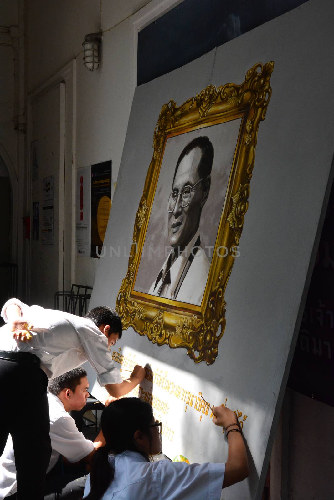 Bangkok, Thailand- OCT 22, 2016: Students  painting  the portrait of King Bhumibol Adulyadej at Silpakorn University on OCT 22, 2016 Bangkok Thailand.