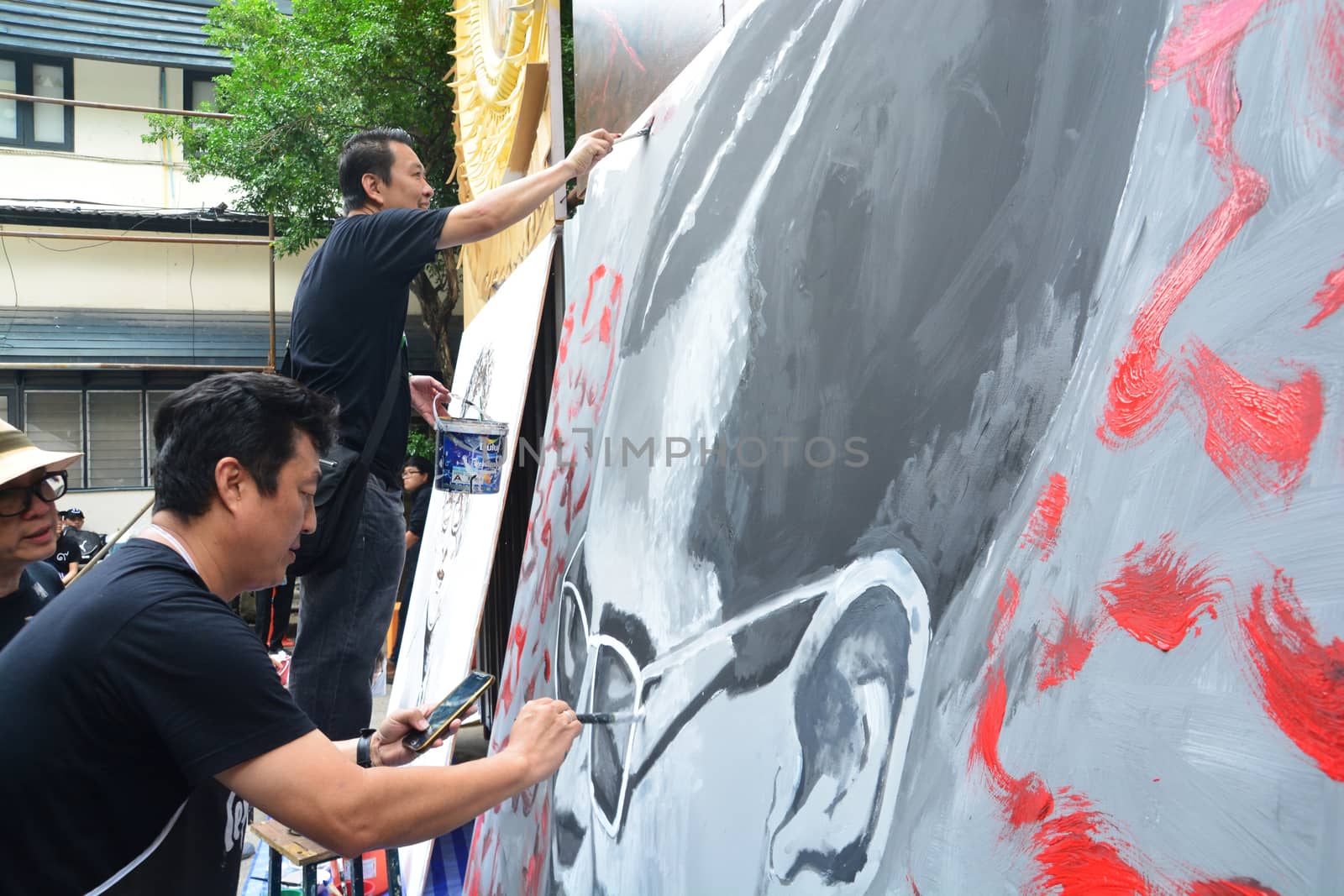 Thai art students paint portraits of Thai King by ideation90