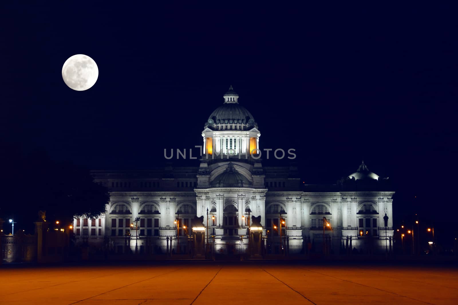 The Throne Hall in Bangkok with super moon / full moon