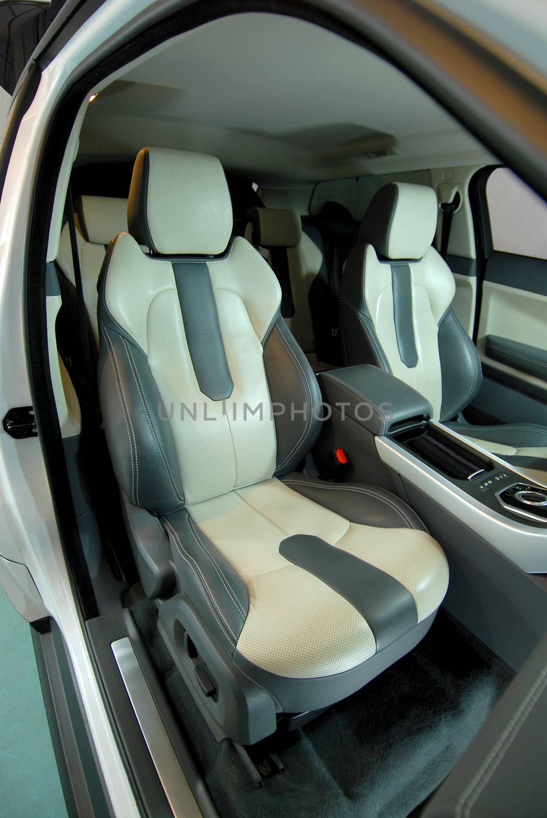 Leather seats in the big luxury SUV by aselsa
