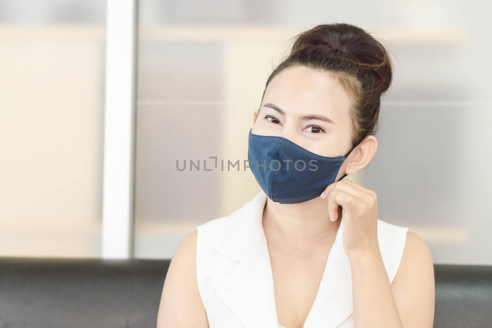 Closeup asian woman wearing face mask for protect air polution o by pt.pongsak@gmail.com