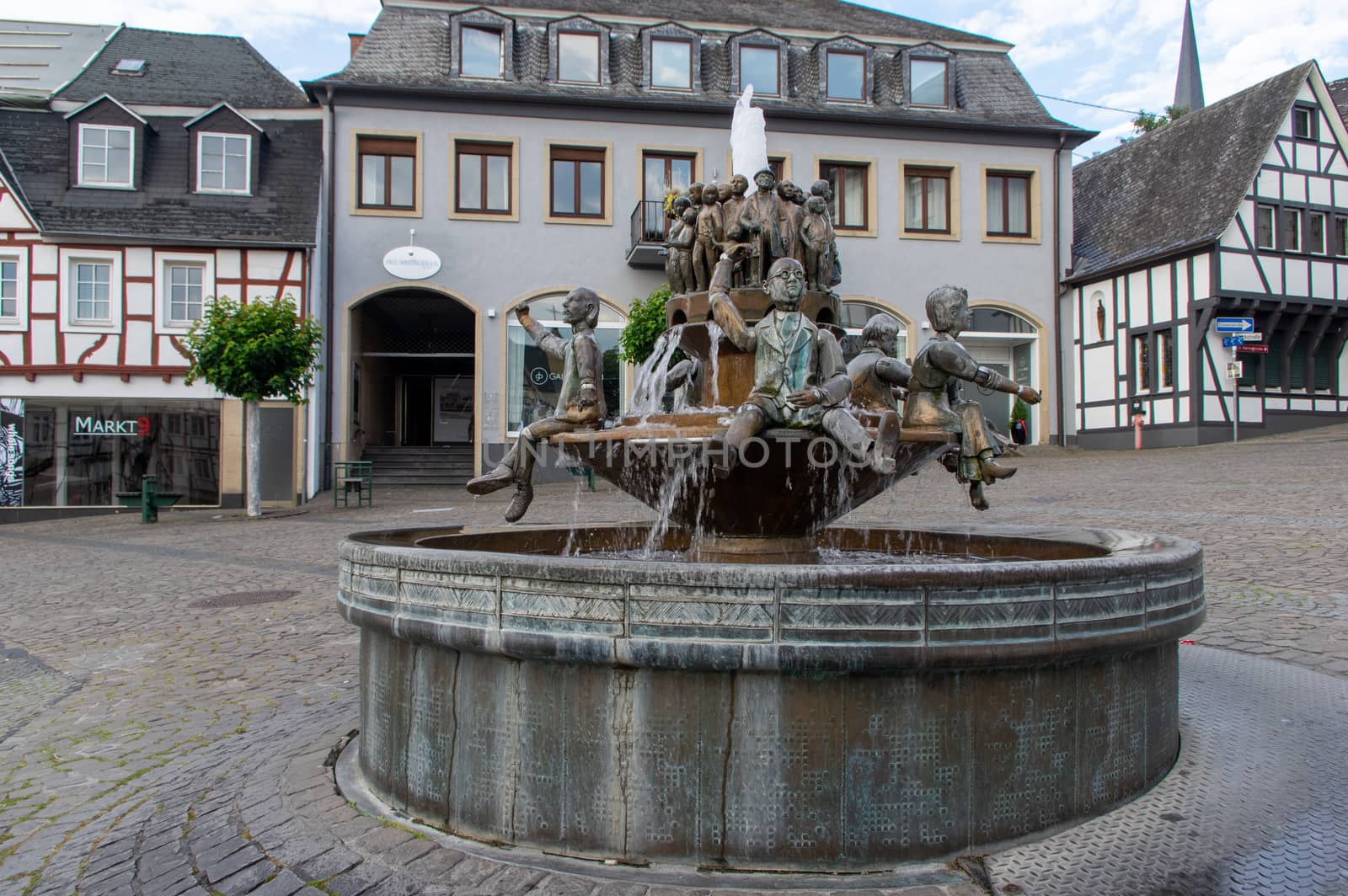 the council fountain in front of the town hall. The people stand by the heads of the people who govern us and take care that they don't mess up. That's how governing in Linz works.