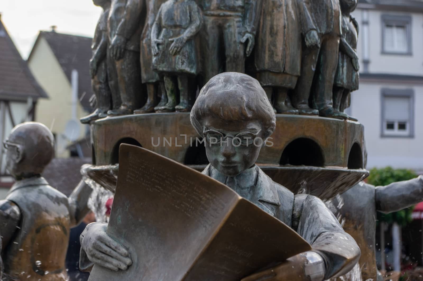 the council fountain in front of the town hall. The people stand by the heads of the people who govern us and take care that they don't mess up. That's how governing in Linz works.