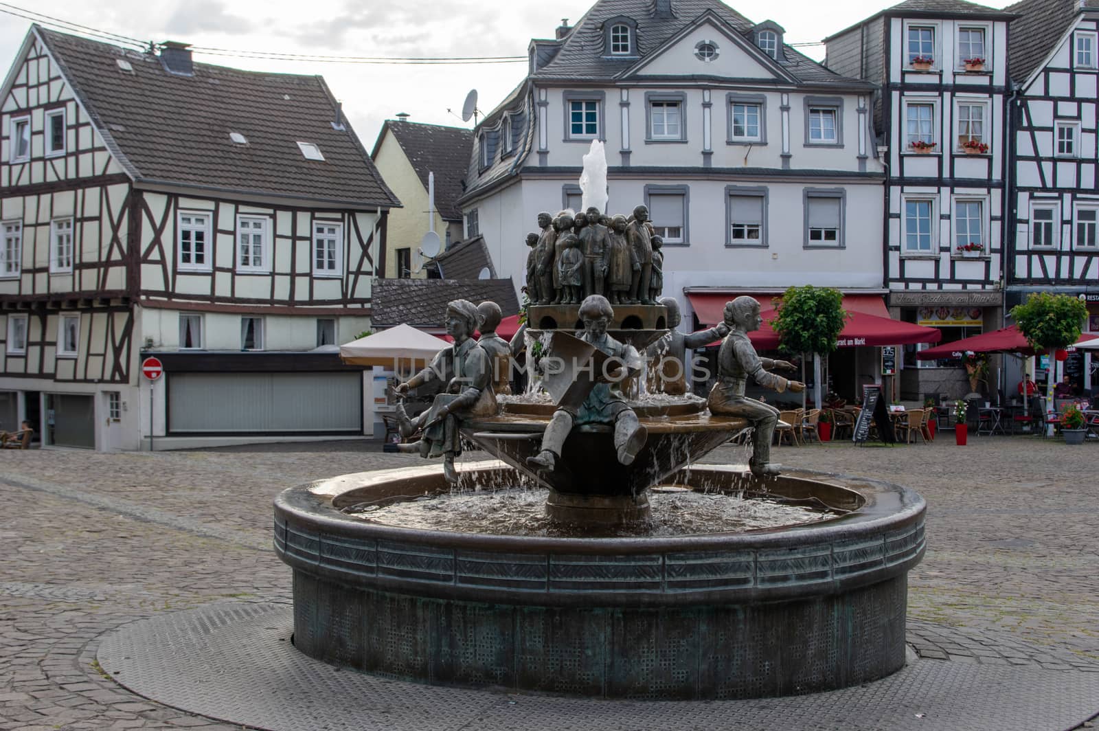 the council fountain in front of the town hall. The people stand by the heads of the people who govern us and take care that they don't mess up. That's how governing in Linz works.