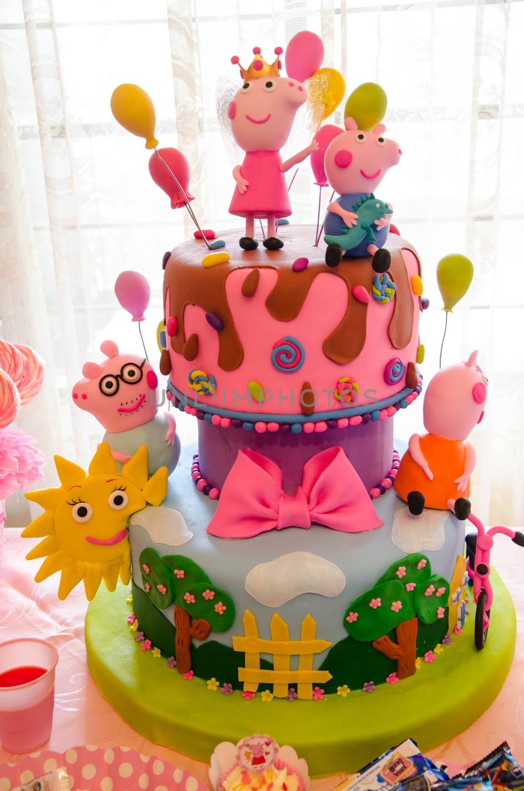 Children's Party Decoration, cake with thematic of Peppa pig