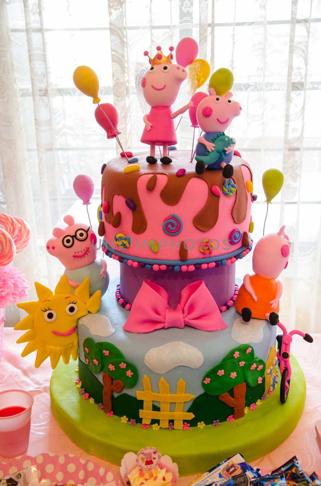 Children's Party Decoration, cake with thematic of Peppa pig