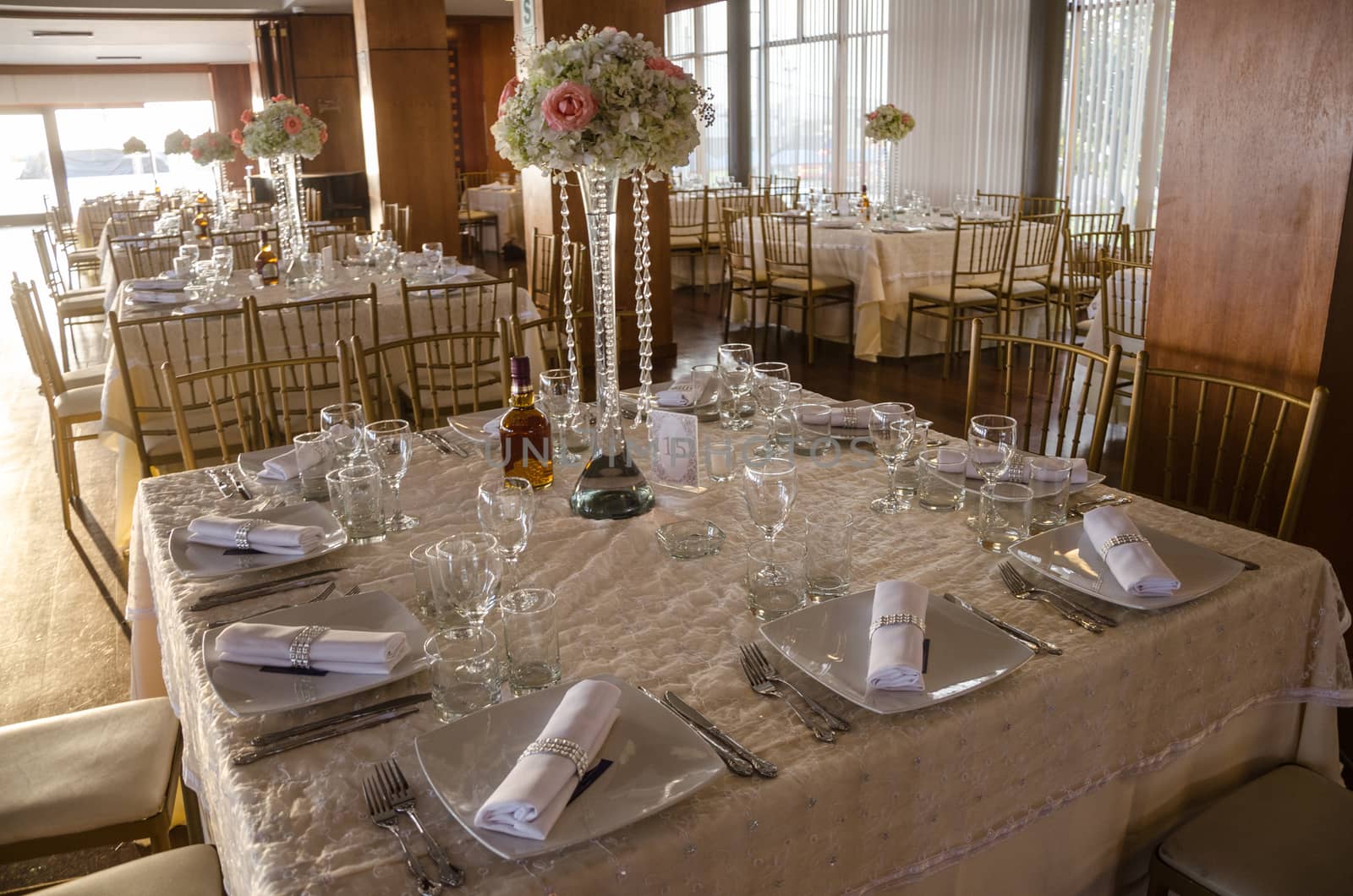 Decorating a table at a wedding