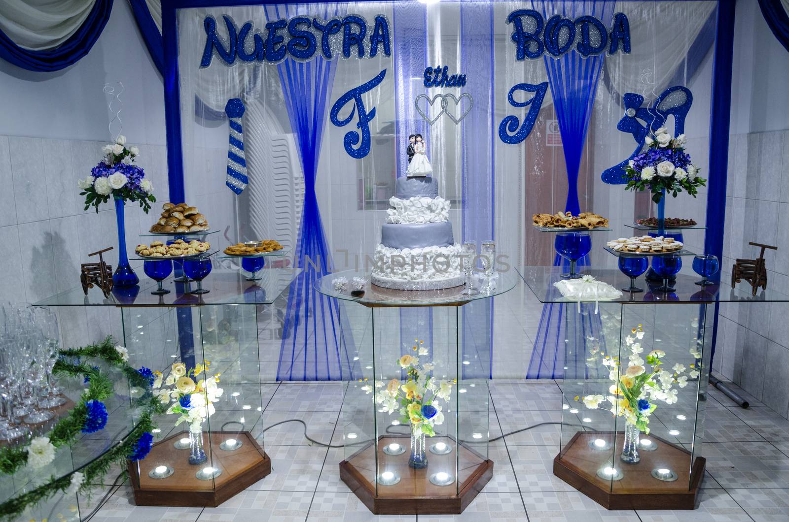 Wedding decoration with a cake in the center