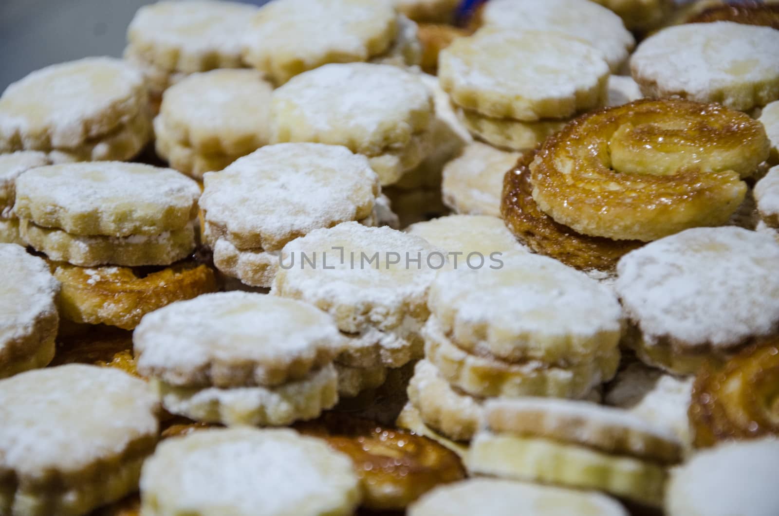 Many alfajores stuffed with white delicacy