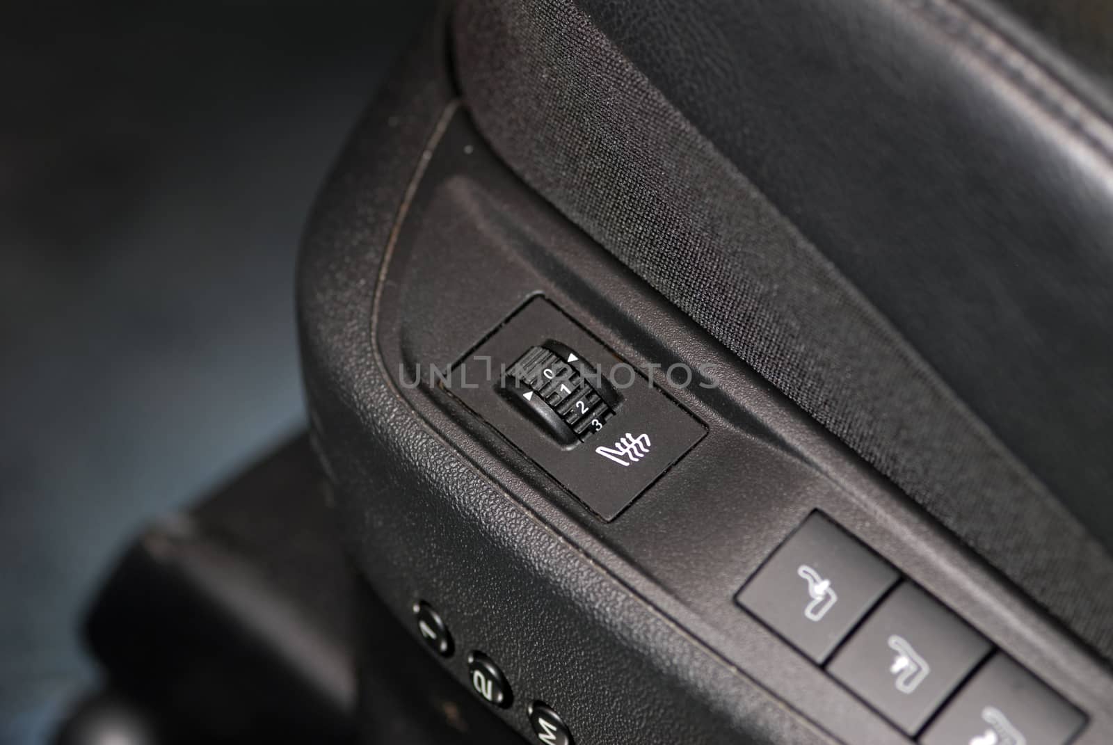 automotive seat with a rotary switch that regulates heating