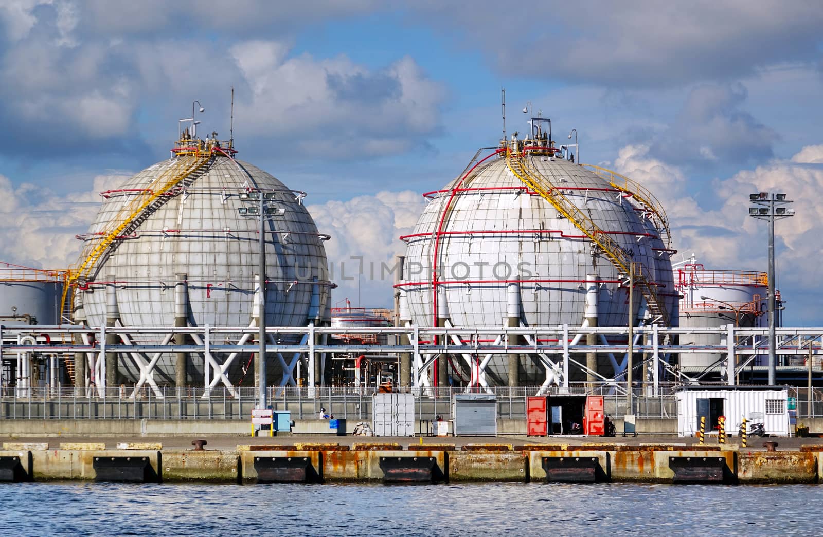 Large spherical storage tanks for natural gas and other fuel