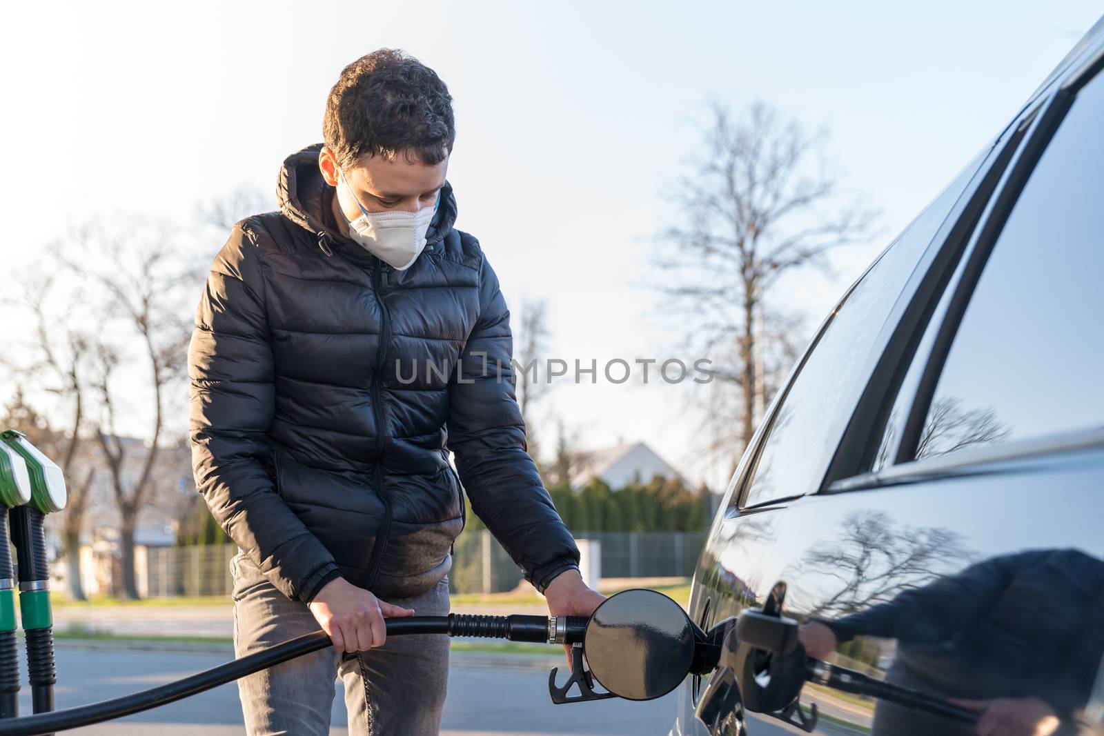 refueling the passenger car tank in times of crisis by Edophoto