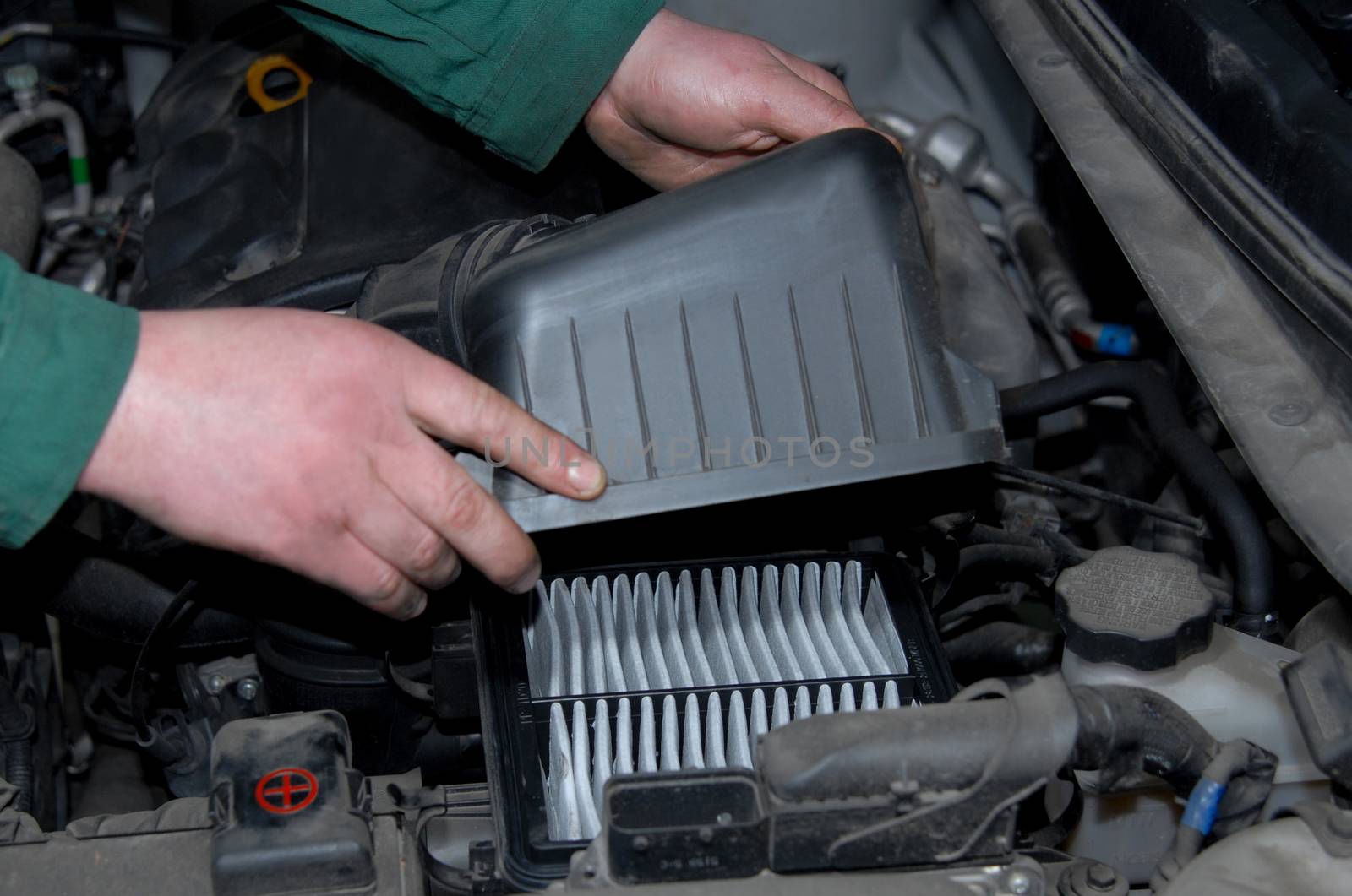 mechanic in the hand, remove car air filter