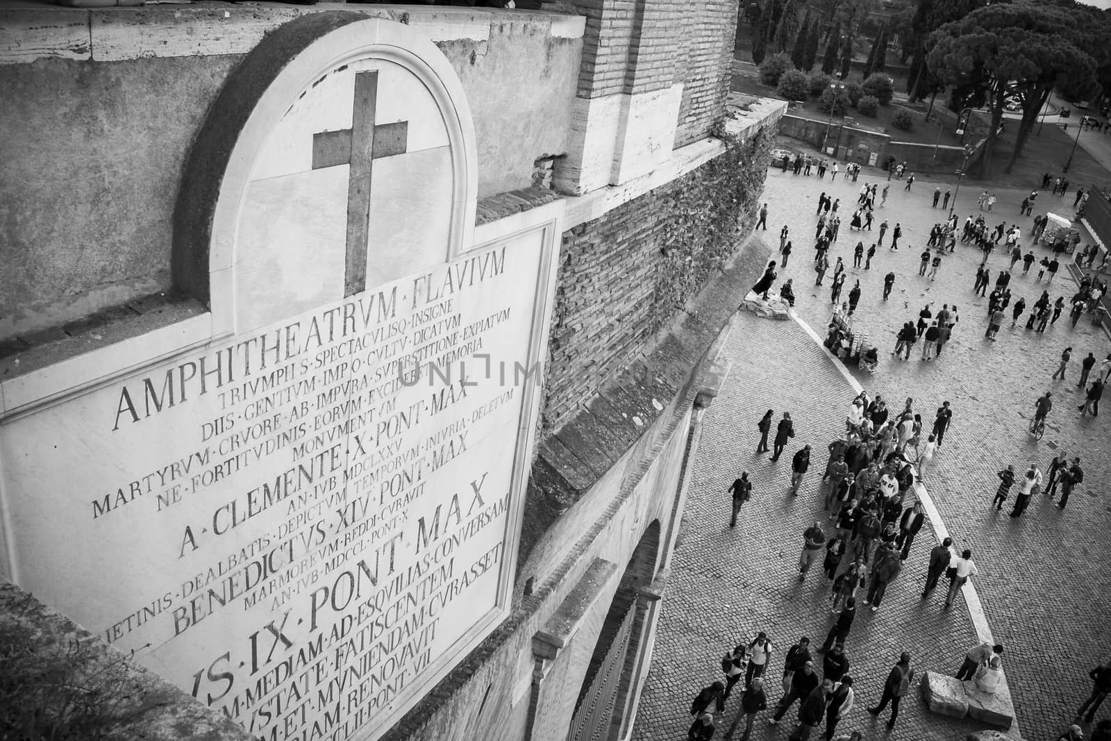 People waiting to enter in The Colosseo, Rome by tanaonte