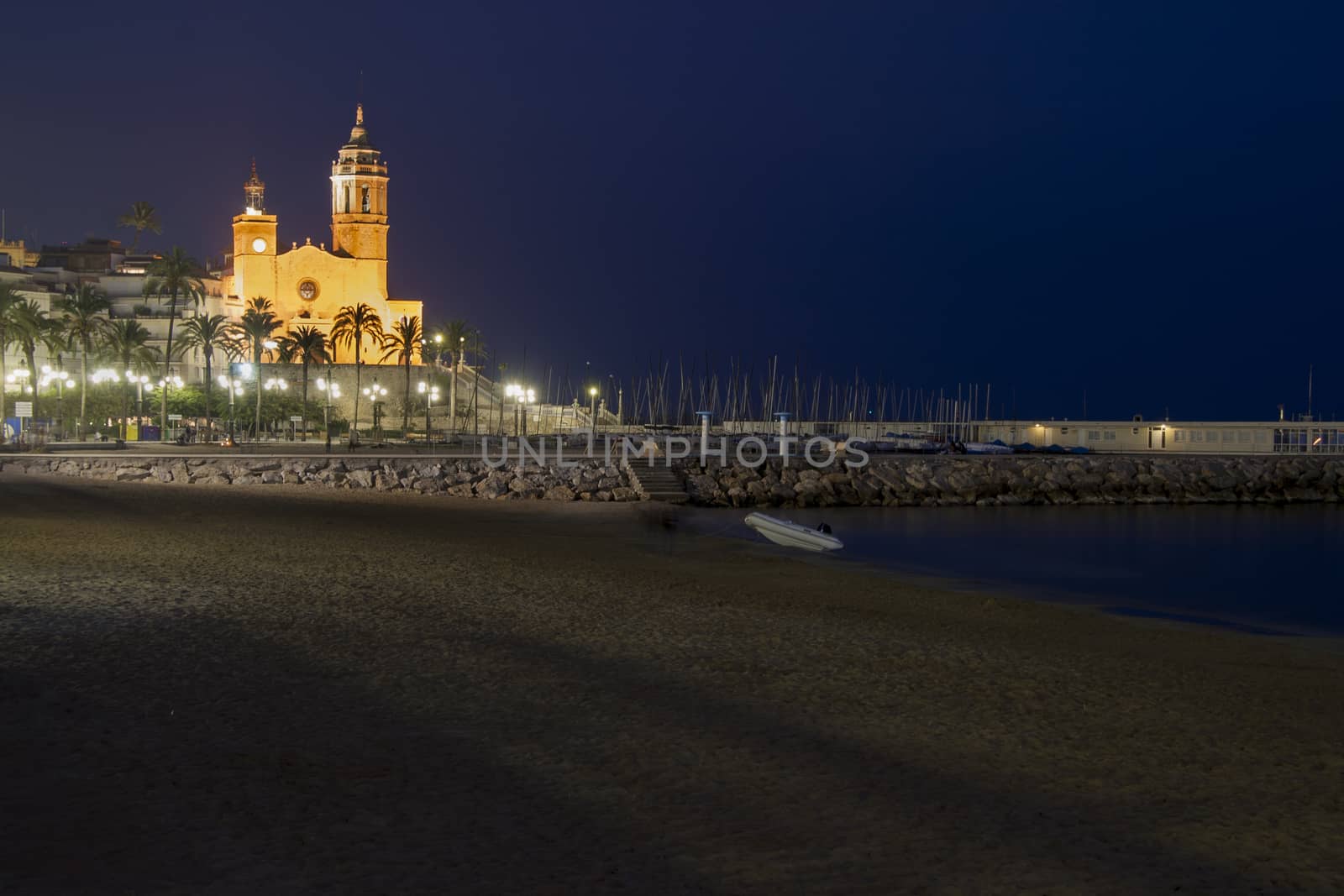 Night scene in Sitges, Spain by tanaonte