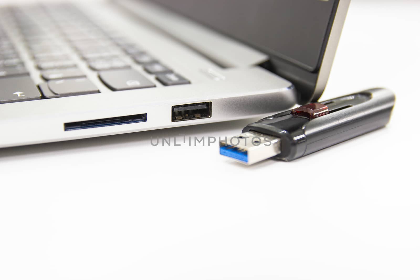 flash drive with laptop computer for conncet to USB port plug-in Laptop for transfer and backup business 