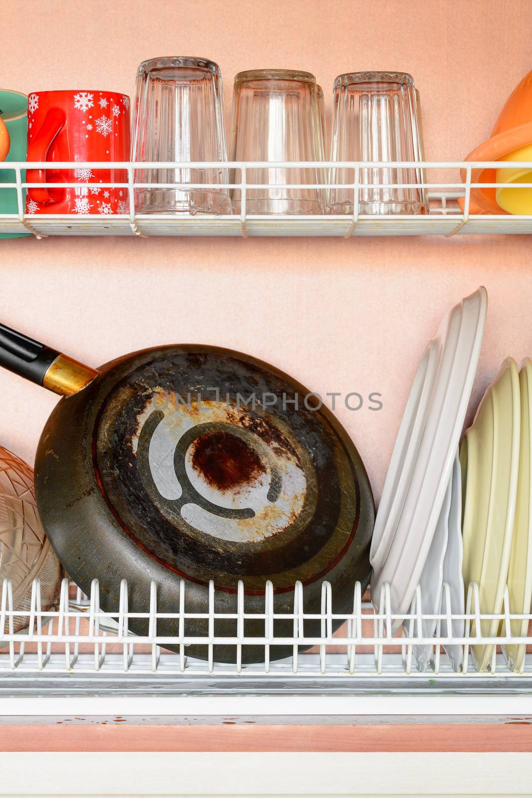 Drying dishes, pan, cups and glasses in the dish rack