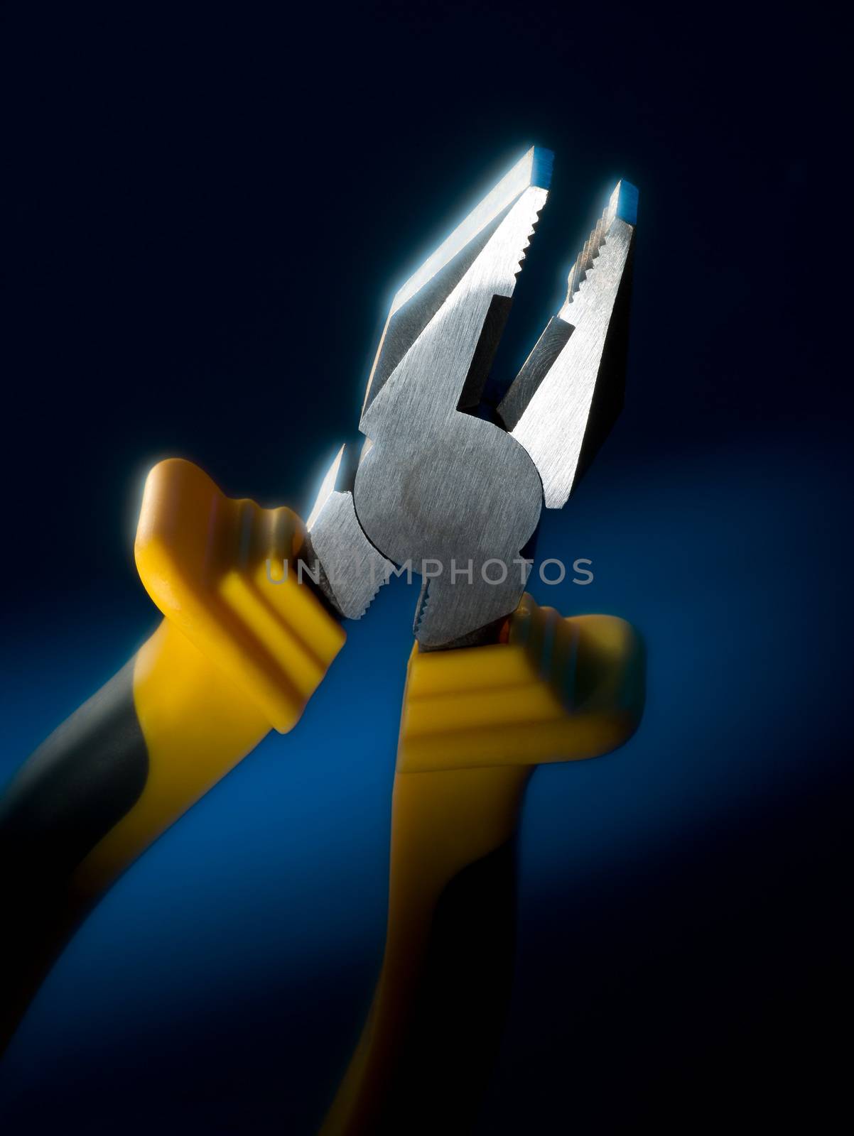 Strong pliers