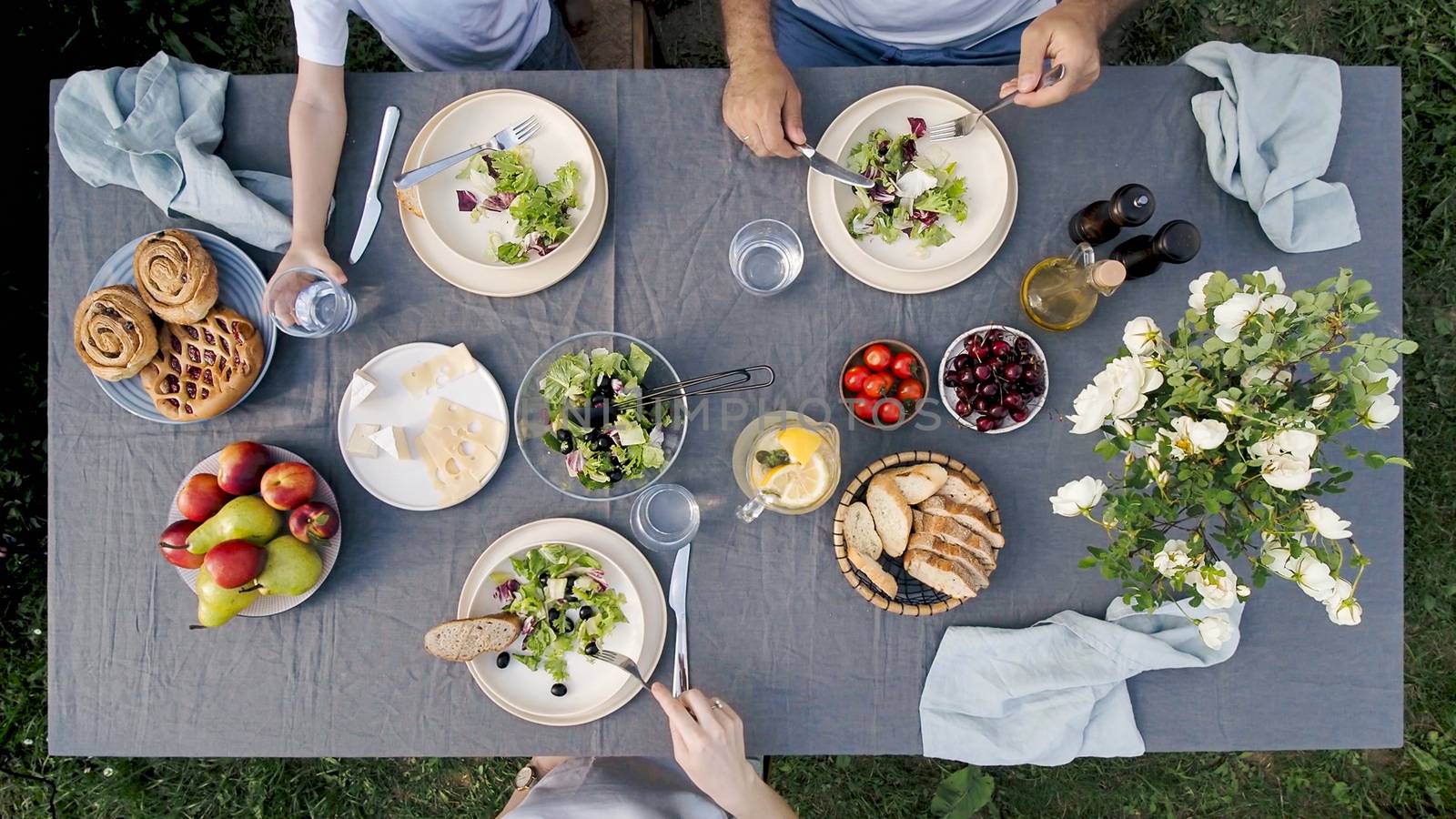 Family dinner outdoors, top view, staycation by fascinadora