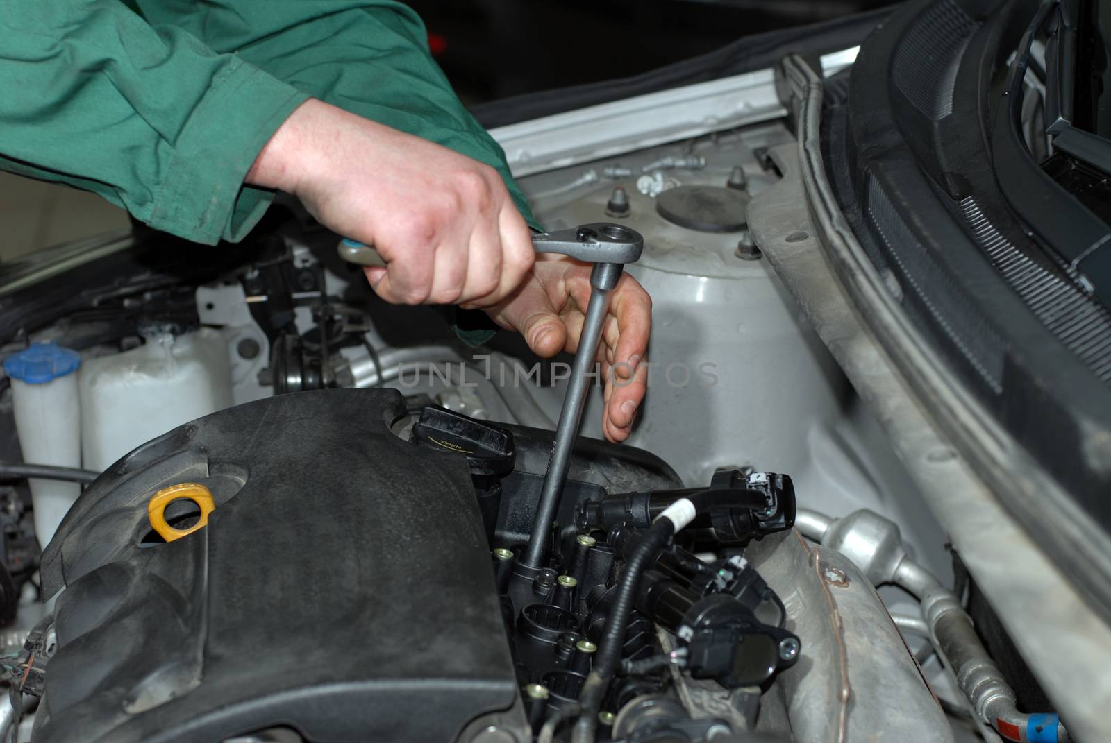Repairman holding tool and improves motor cars