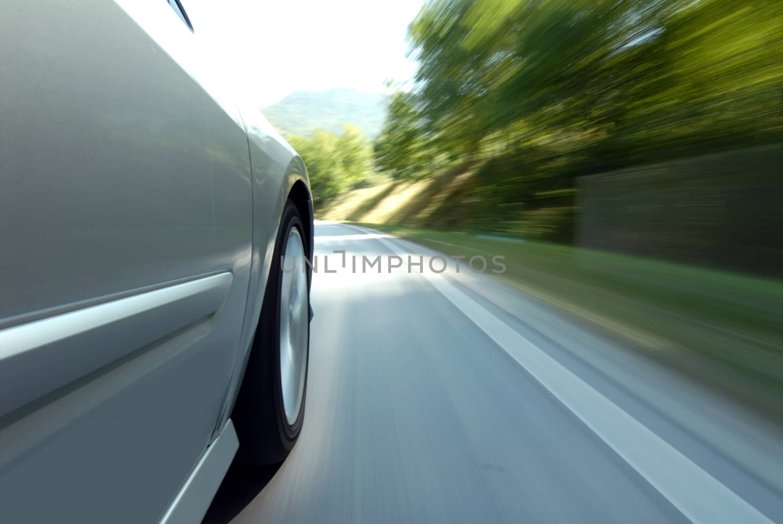 Photo automotive wheel caused the ride on the road