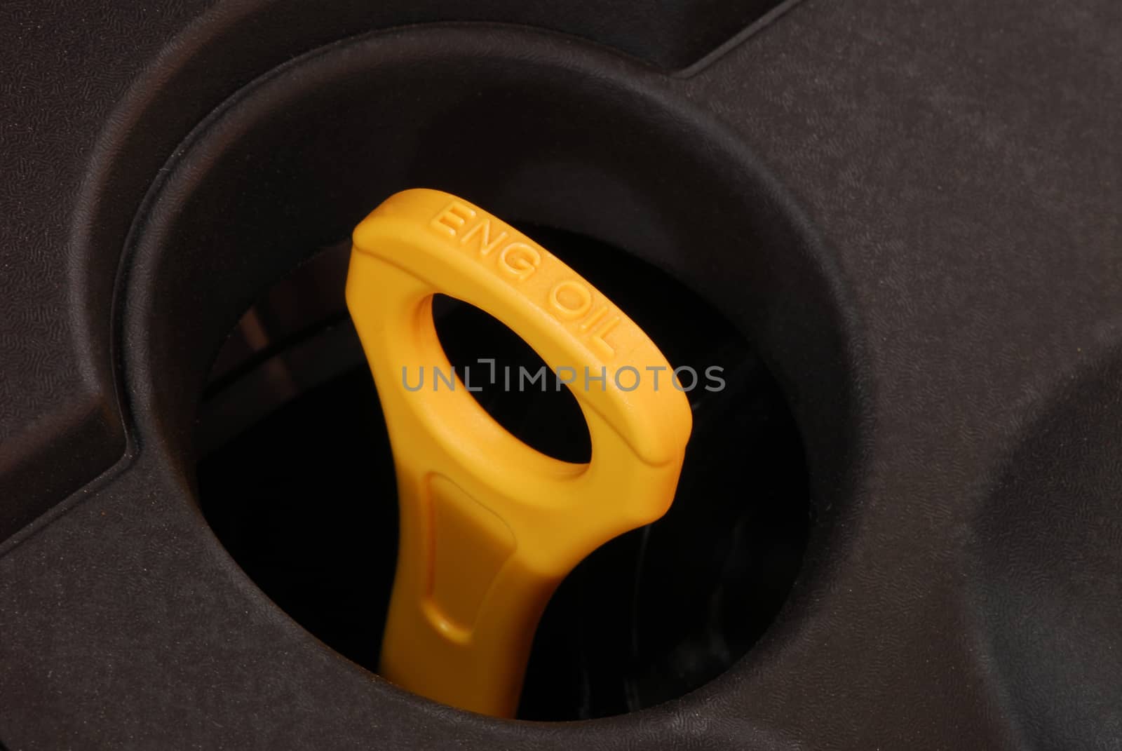 Check the oil level in engine close up