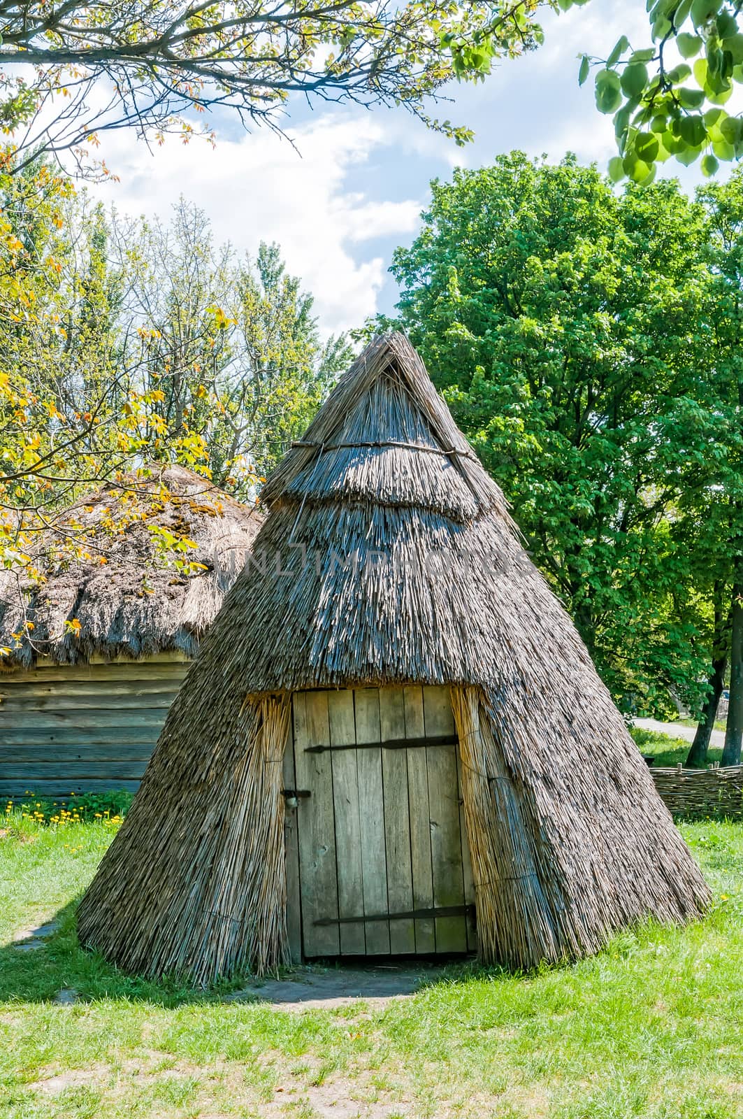 A typical ukrainian antique hut by MaxalTamor