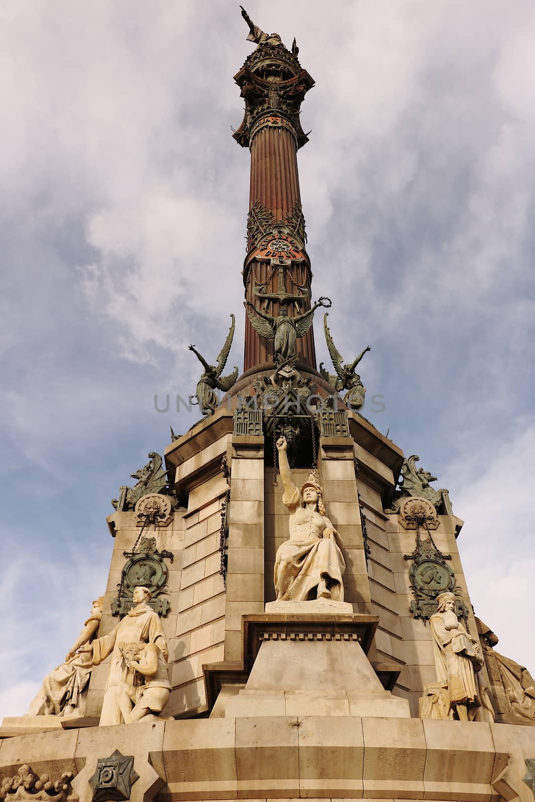 In front of the Port of Barcelona, at the end of the Ramblas stands the monument with the sculpture of the Genoese Cristoforo Colombo.