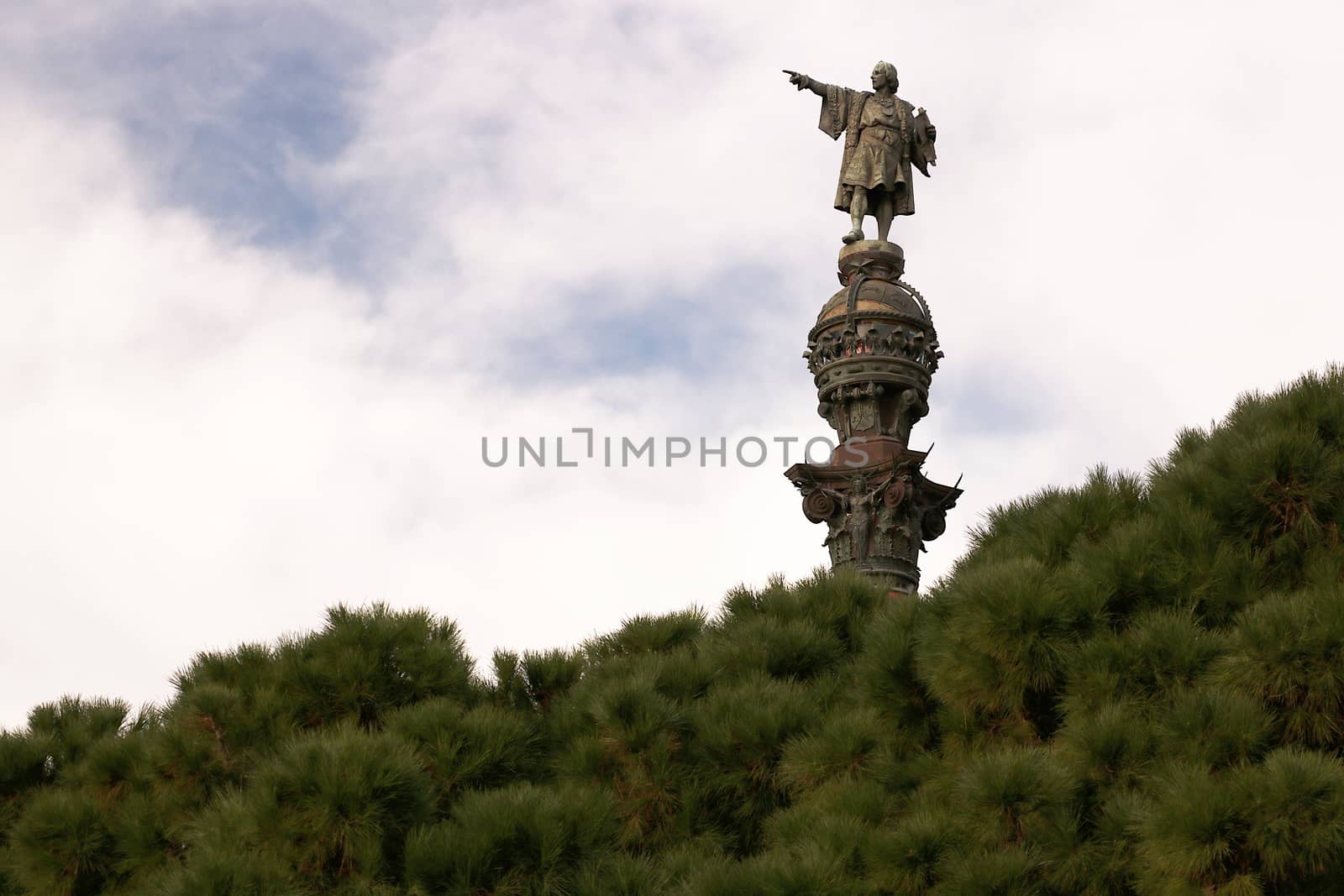 In front of the Port of Barcelona, at the end of the Ramblas stands the monument with the sculpture of the Genoese Cristoforo Colombo.