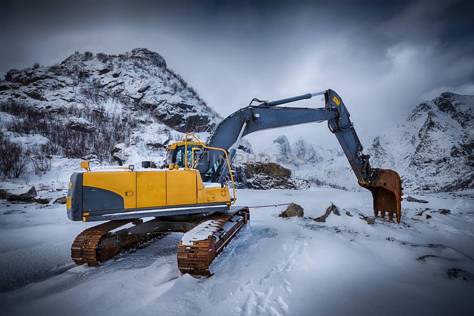 Old excavator in winter by dimol