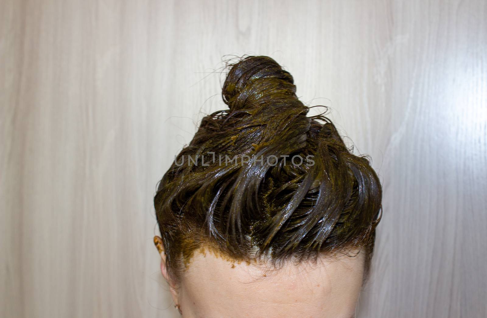 A process of dyeing hair with henna ecological product.