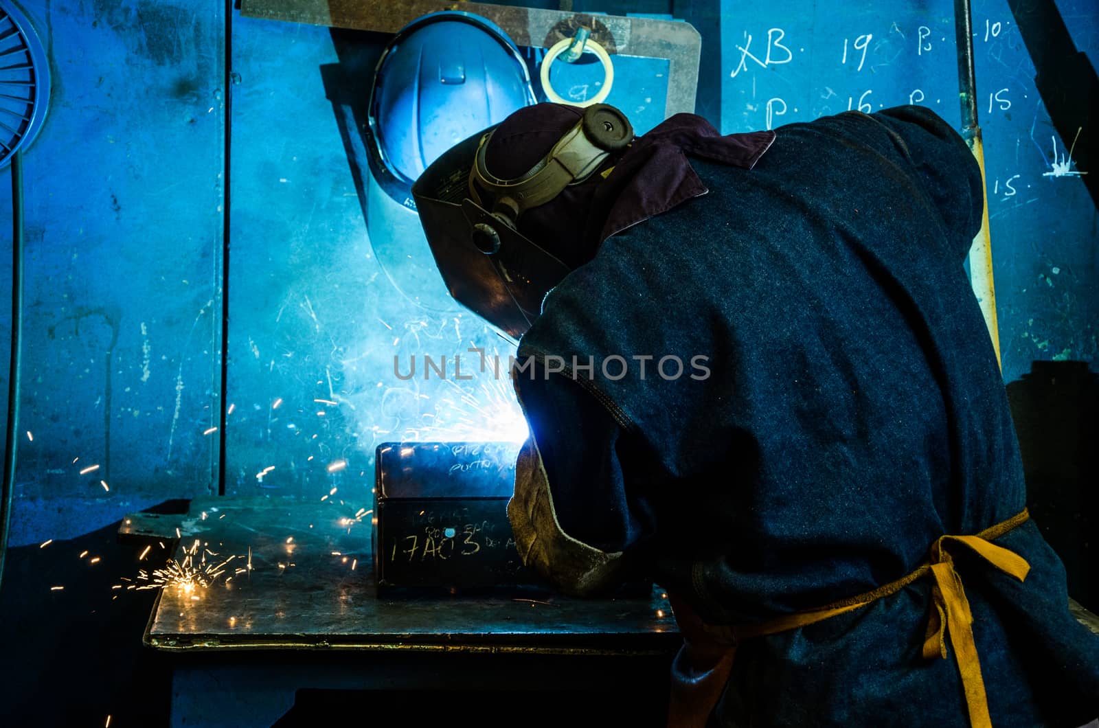 Welding a metal structure