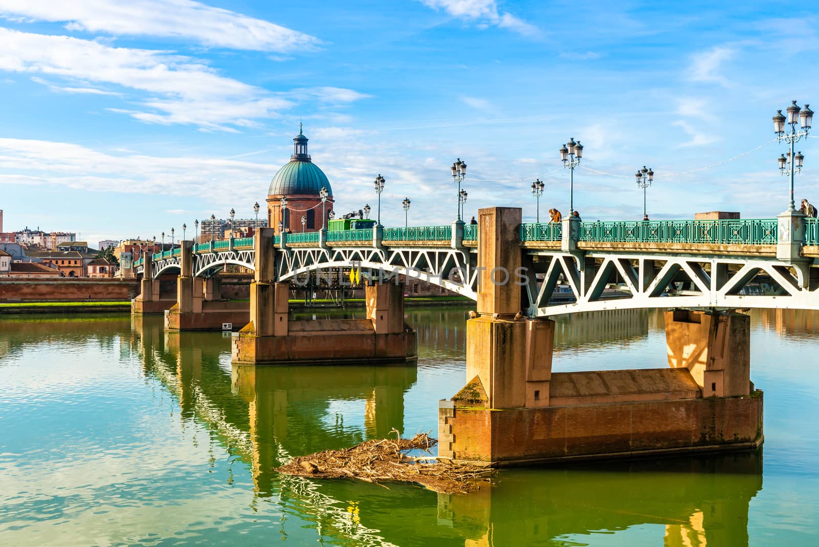 The Saint-Pierre bridge in Toulouse passes over the Garonne and connects the Place Saint-Pierre to the hospice de la Grave. It is a bridge with a metal deck, entirely rebuilt in 1987.