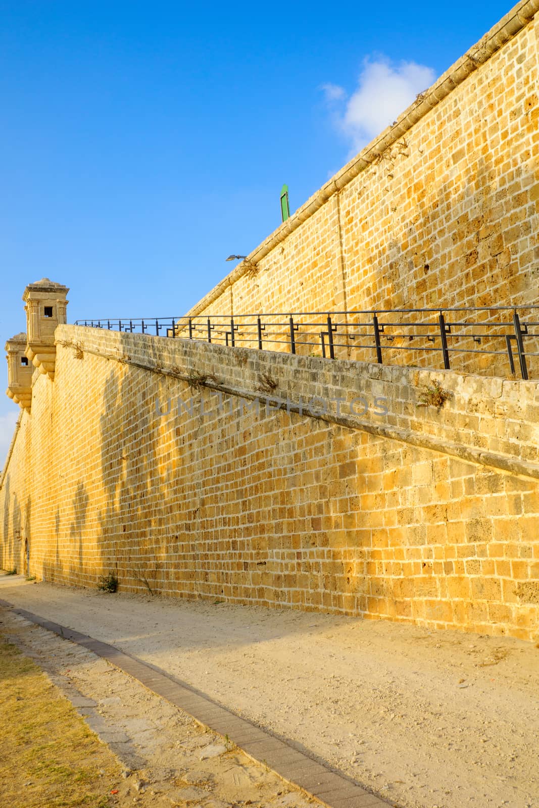 The land walls of the old city of Acre by RnDmS