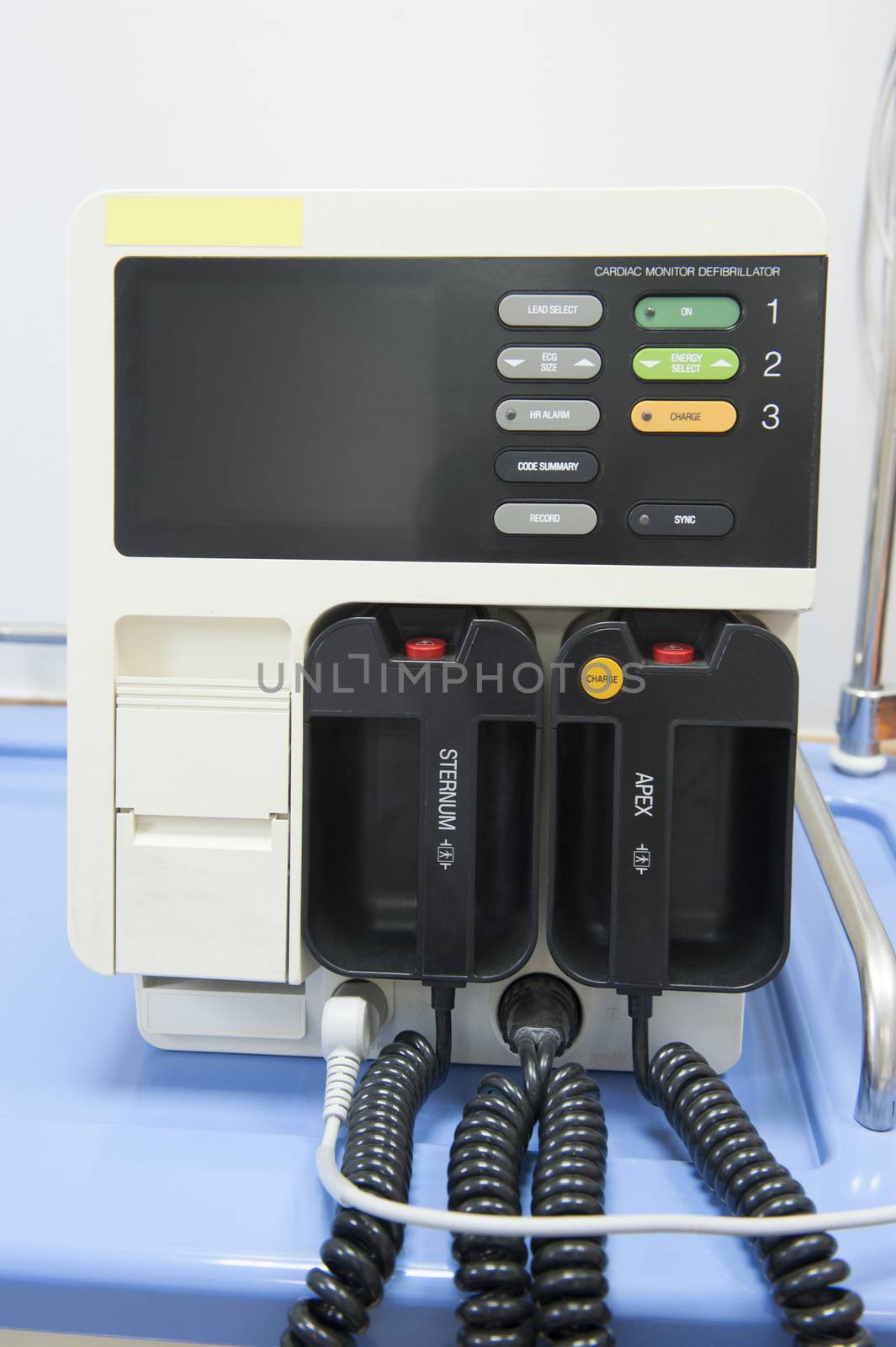 Defibrillator machine in a hospital by paulvinten