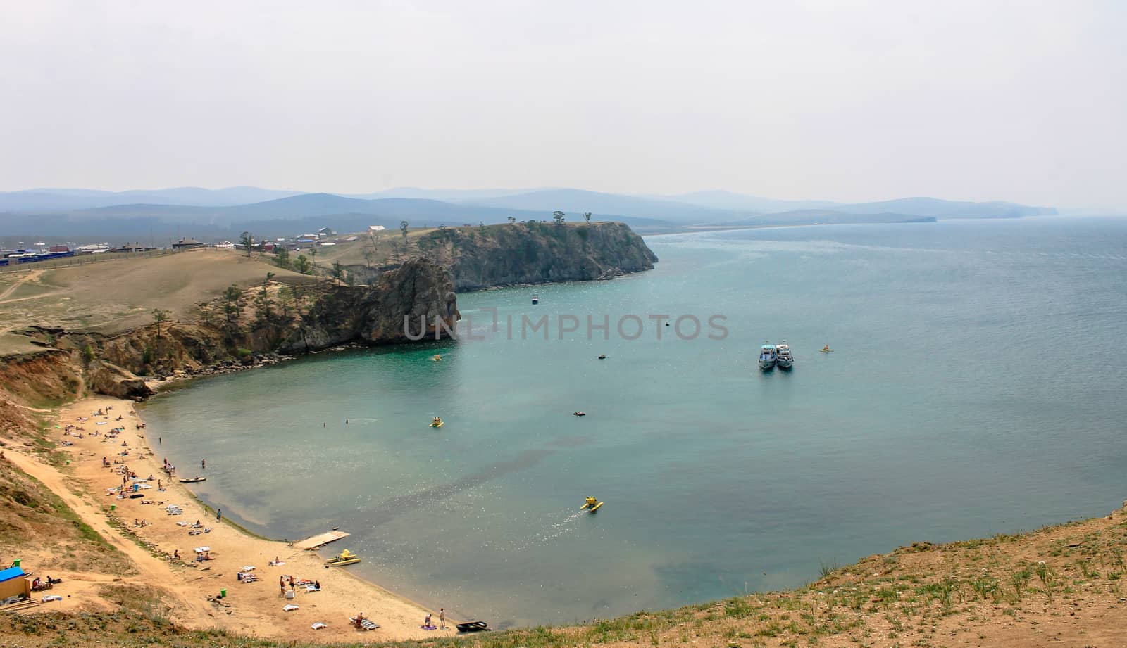 sandy beach by the lake with lots of holidaymakers