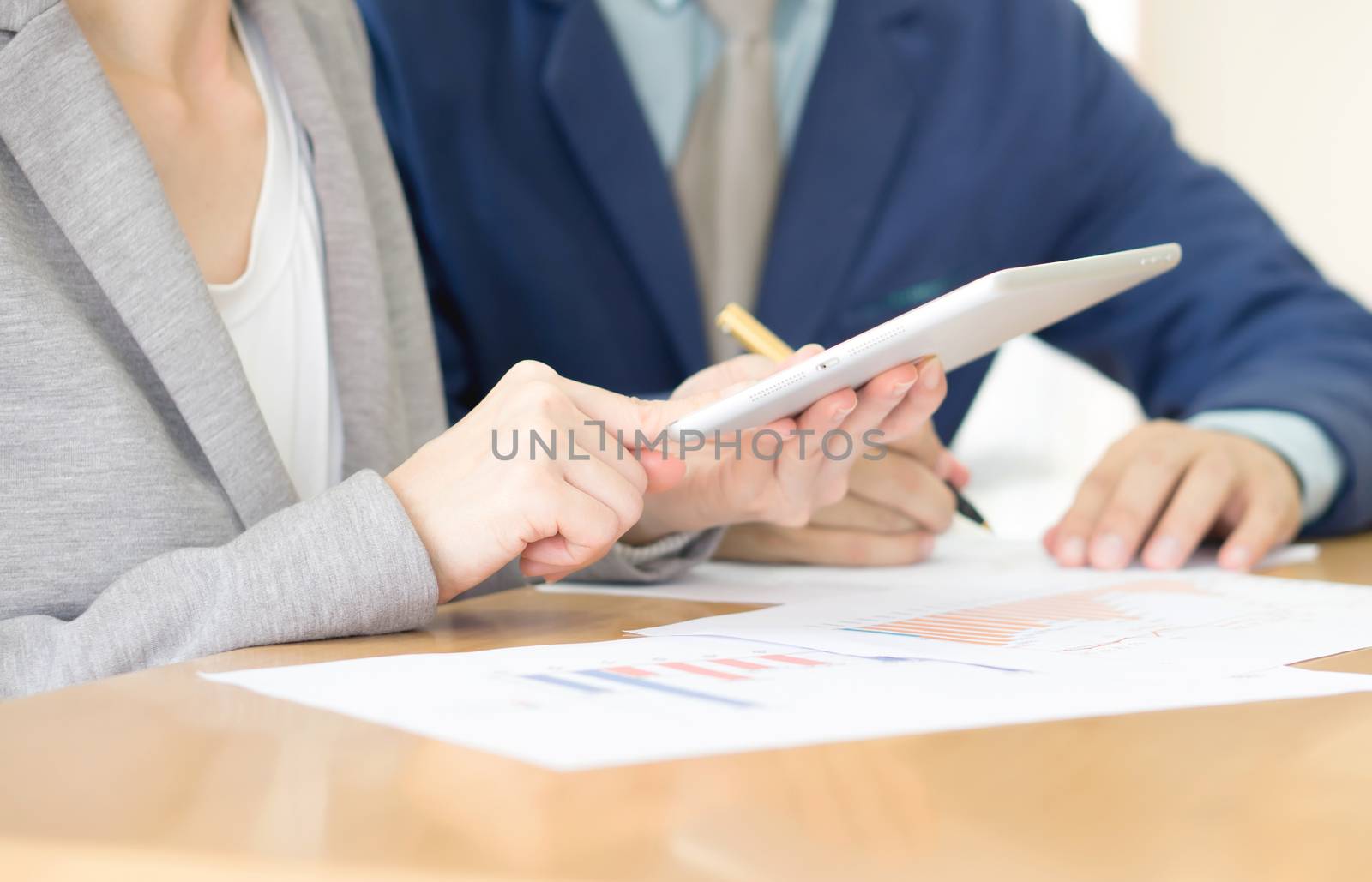 Image of businesswomen and businessmen discussing computer project